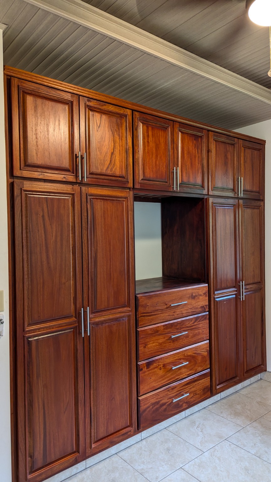 Armario empotrado de madera con gavetas y puertas
